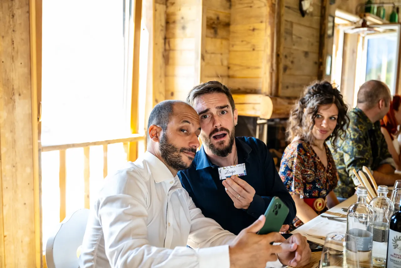 Sposi e ospiti a tavola durante la festa