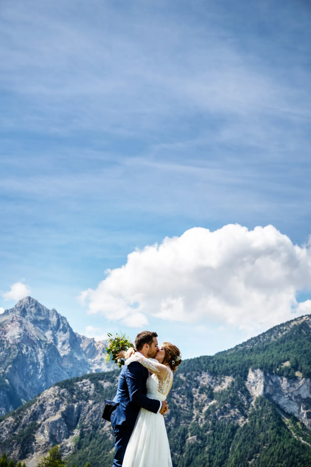 Sposi con paesaggio Alpi Cozie — matrimonio estivo Pian del Sole Bardonecchia