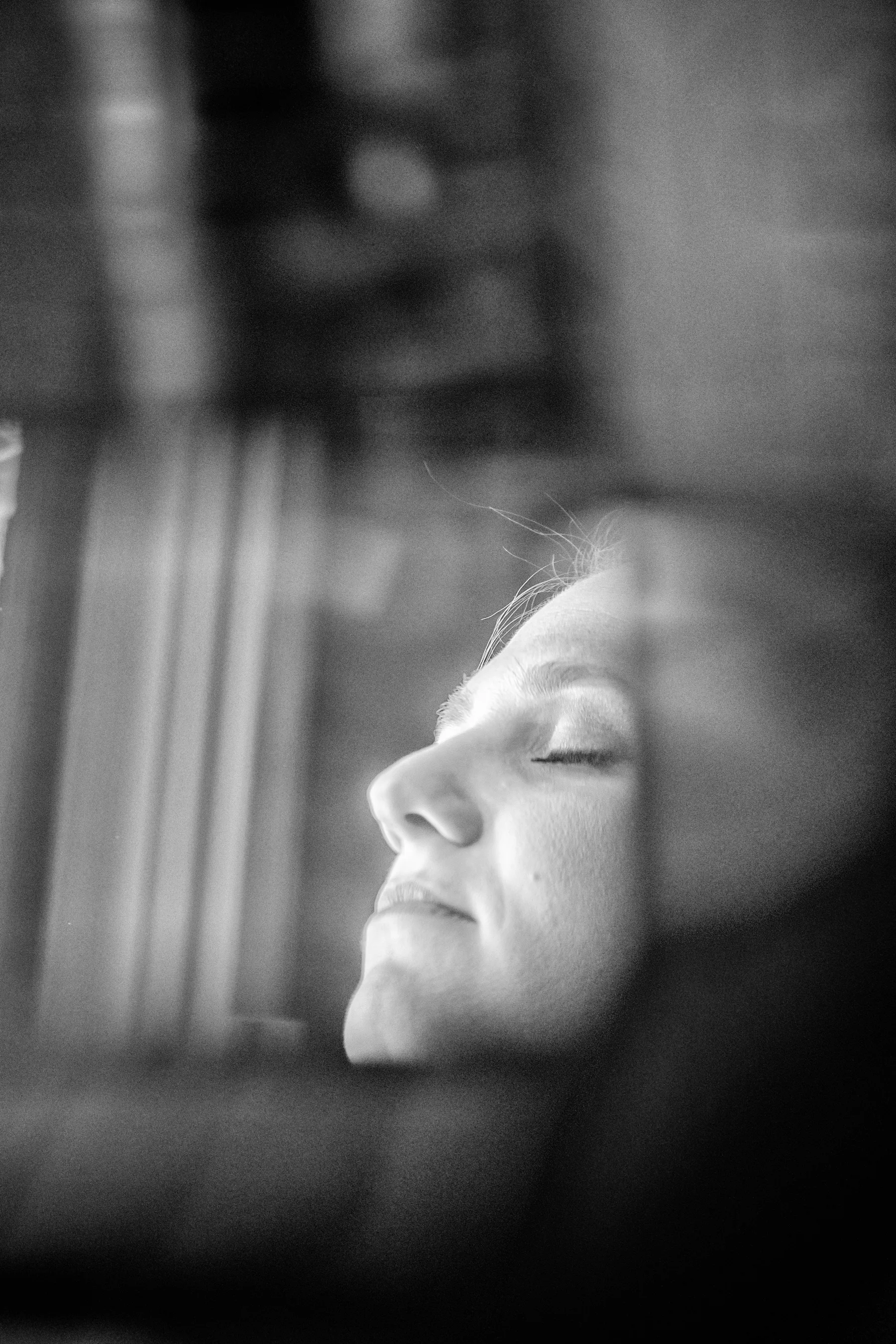 Ritratto della sposa, luce sul viso, Bardonecchia, fotografia in bianco e nero