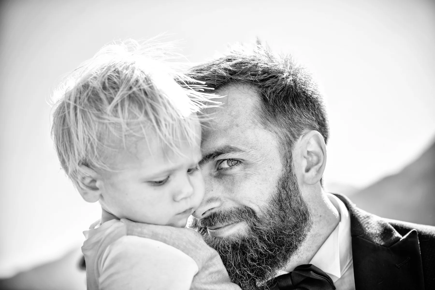 Momento di tenerezza tra padre e figlio, Bardonecchia, fotografia in bianco e nero
