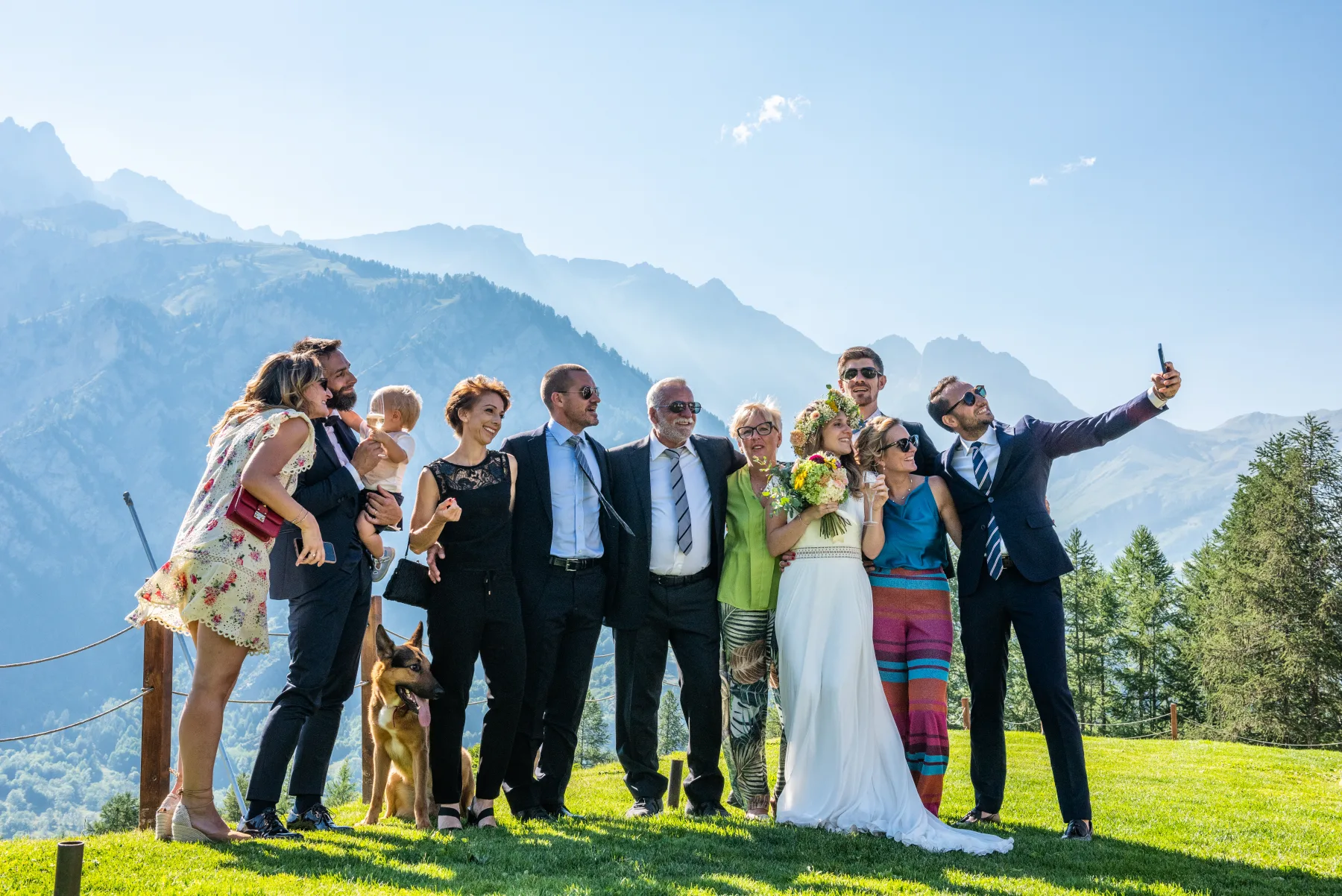 Foto di gruppo con gli ospiti e le montagne, Pian del Sole, Bardonecchia