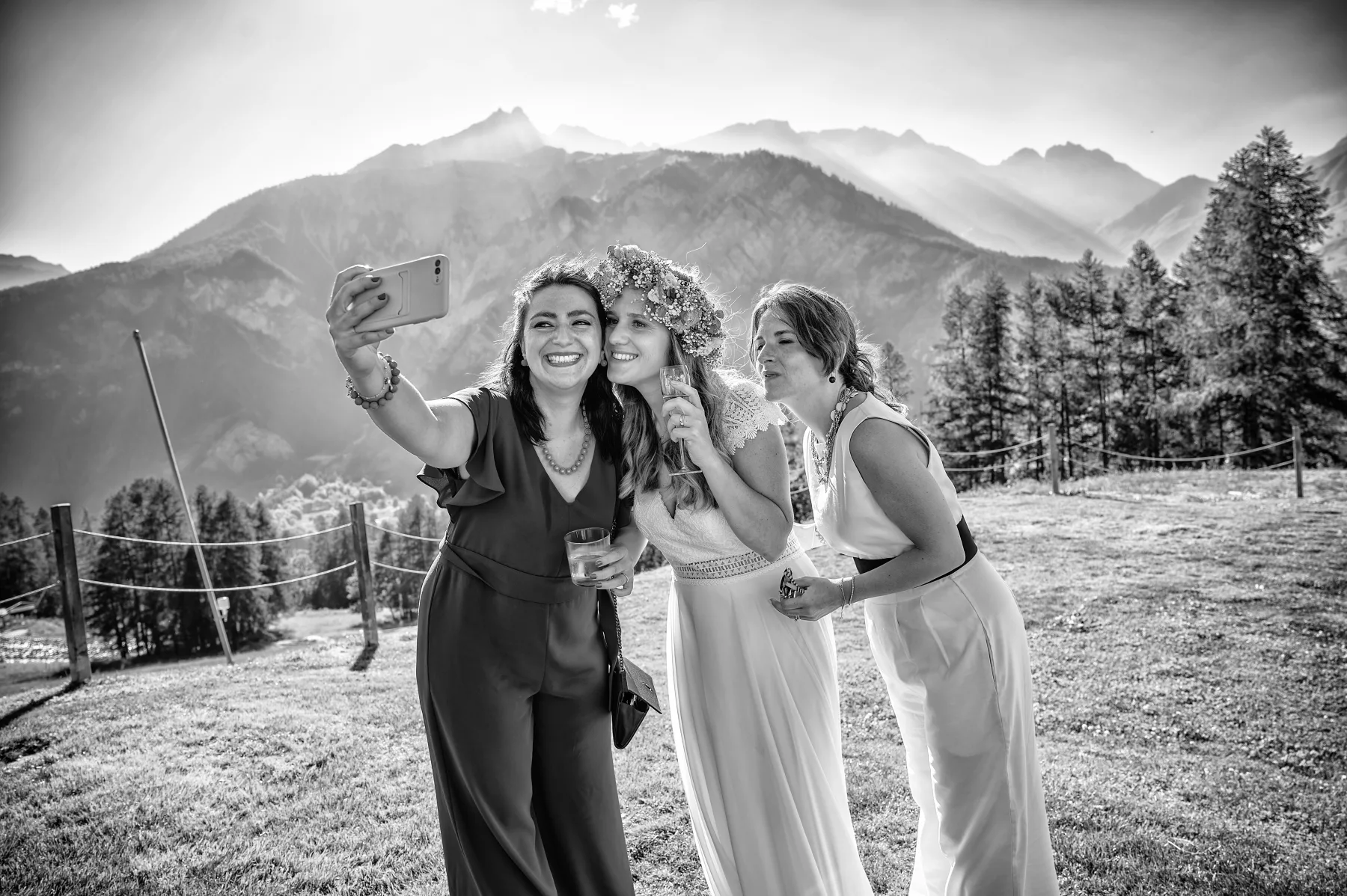 Ospiti in festa, matrimonio a Pian del Sole, Bardonecchia, fotografia in bianco e nero