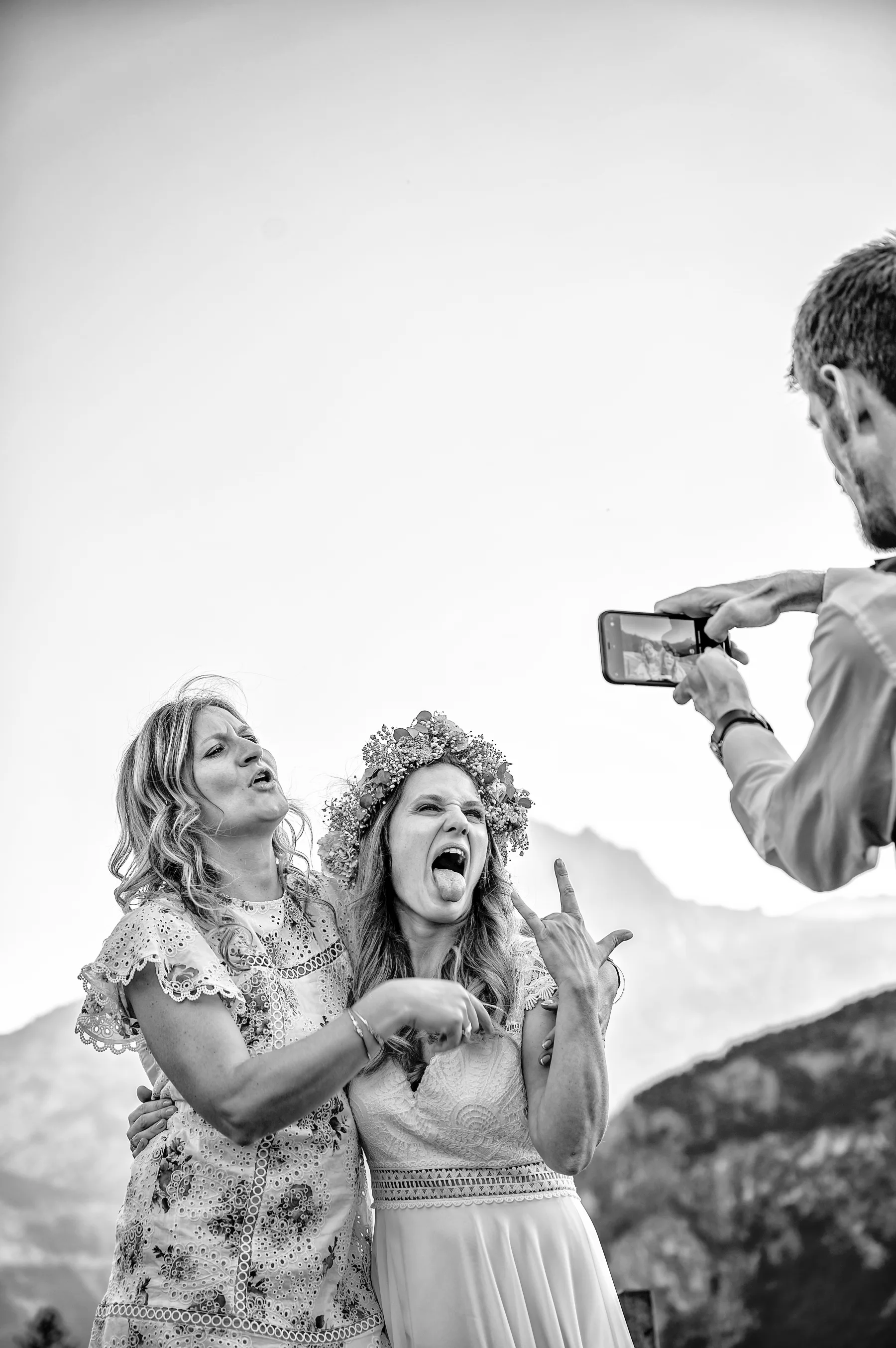 Risata tra gli ospiti, reportage di matrimonio, Bardonecchia, fotografia in bianco e nero