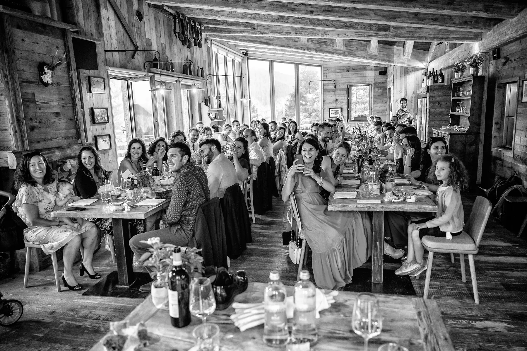 Ricevimento ai tavoli nella baita, Pian del Sole, Bardonecchia, fotografia in bianco e nero