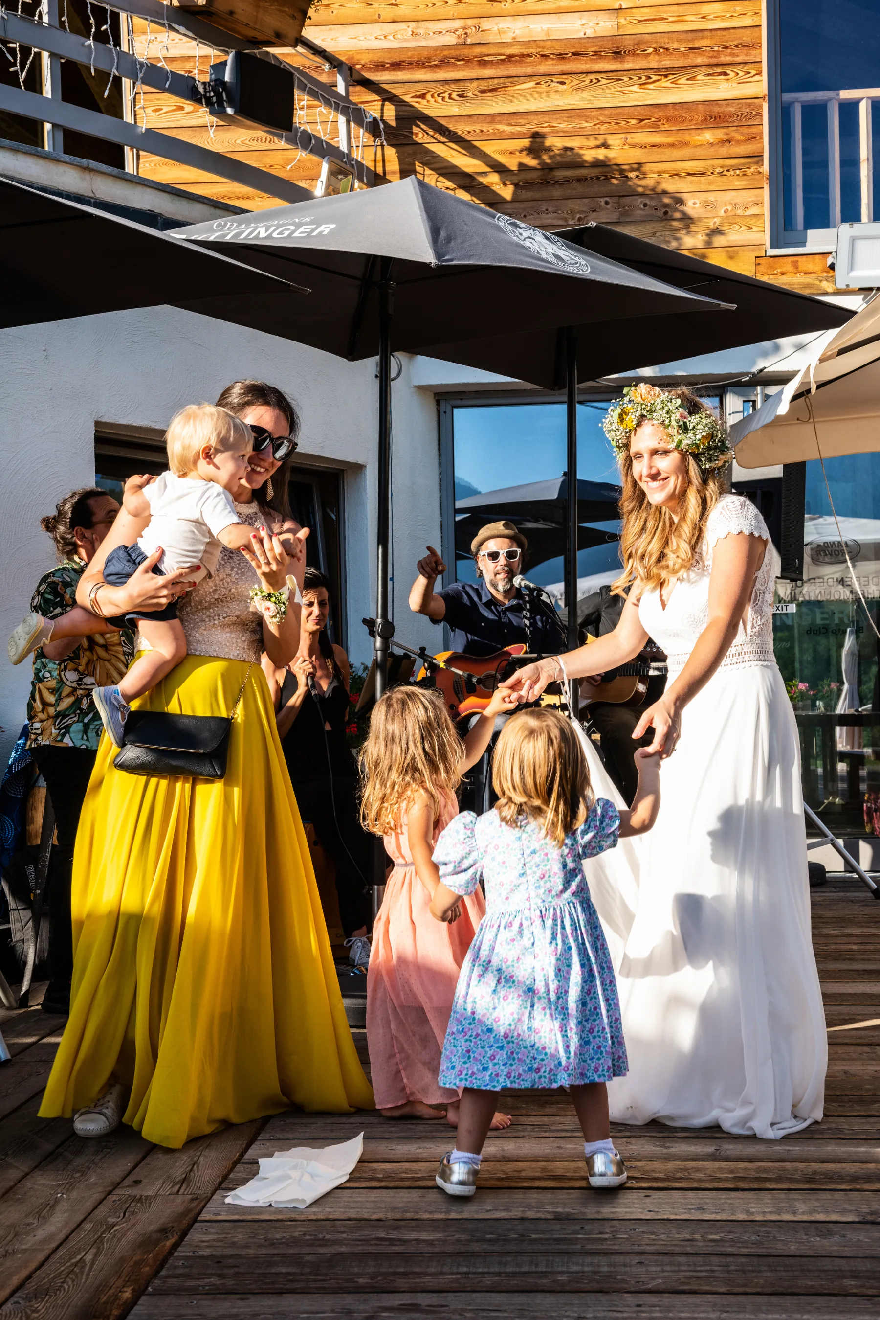 La sposa con i bambini sulla terrazza della baita, Bardonecchia