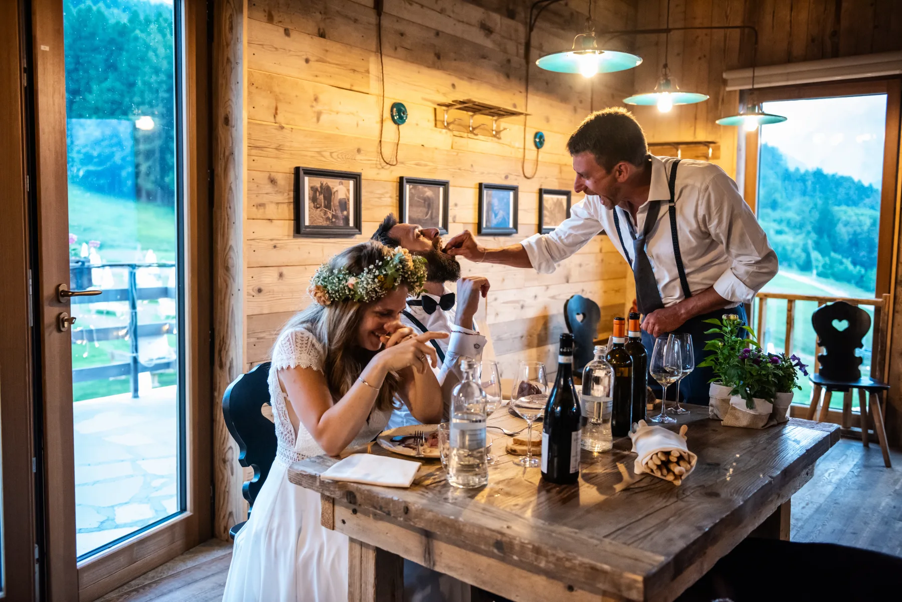 La sposa al ricevimento, interni della baita, Bardonecchia