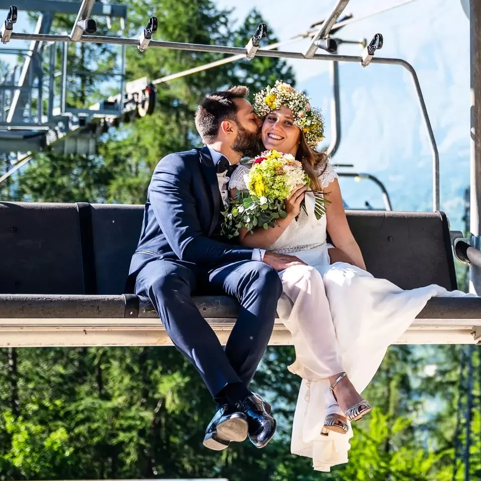Sposi si baciano sulla seggiovia di Bardonecchia