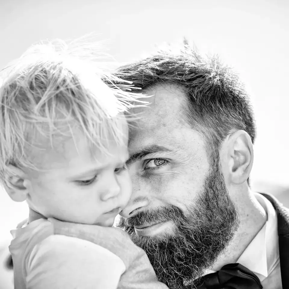Ritratto in bianco e nero di papà con figlio