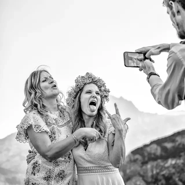 Amiche cantano alla festa di matrimonio in montagna