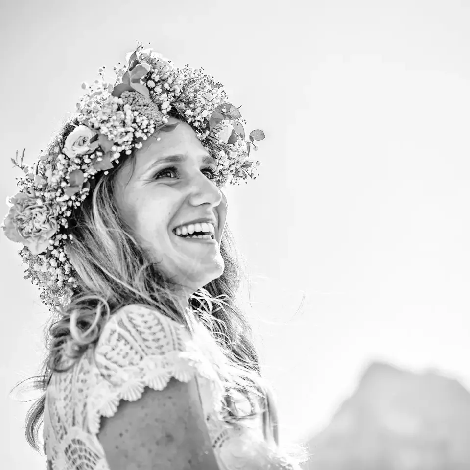 Ritratto sposa con corona di fiori in controluce