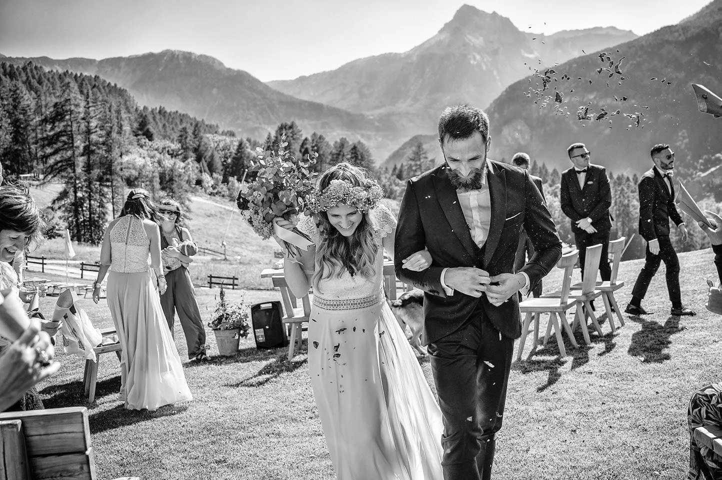 Lancio petali — matrimonio all'aperto montagna Piemonte