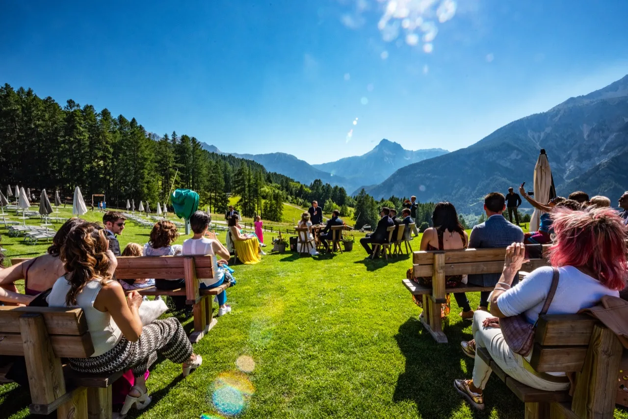 Matrimonio montagna — sposi tra le vette alpine Val di Susa