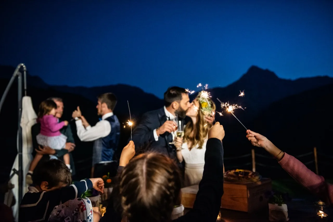 Elena e Manuel camminano mano nella mano tra le Alpi — golden hour