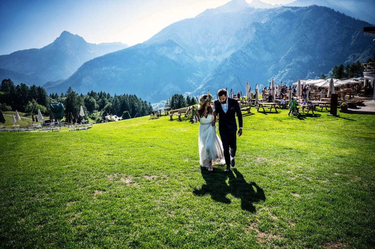 Panorama del Pian del Sole con gli ospiti del matrimonio tra le vette