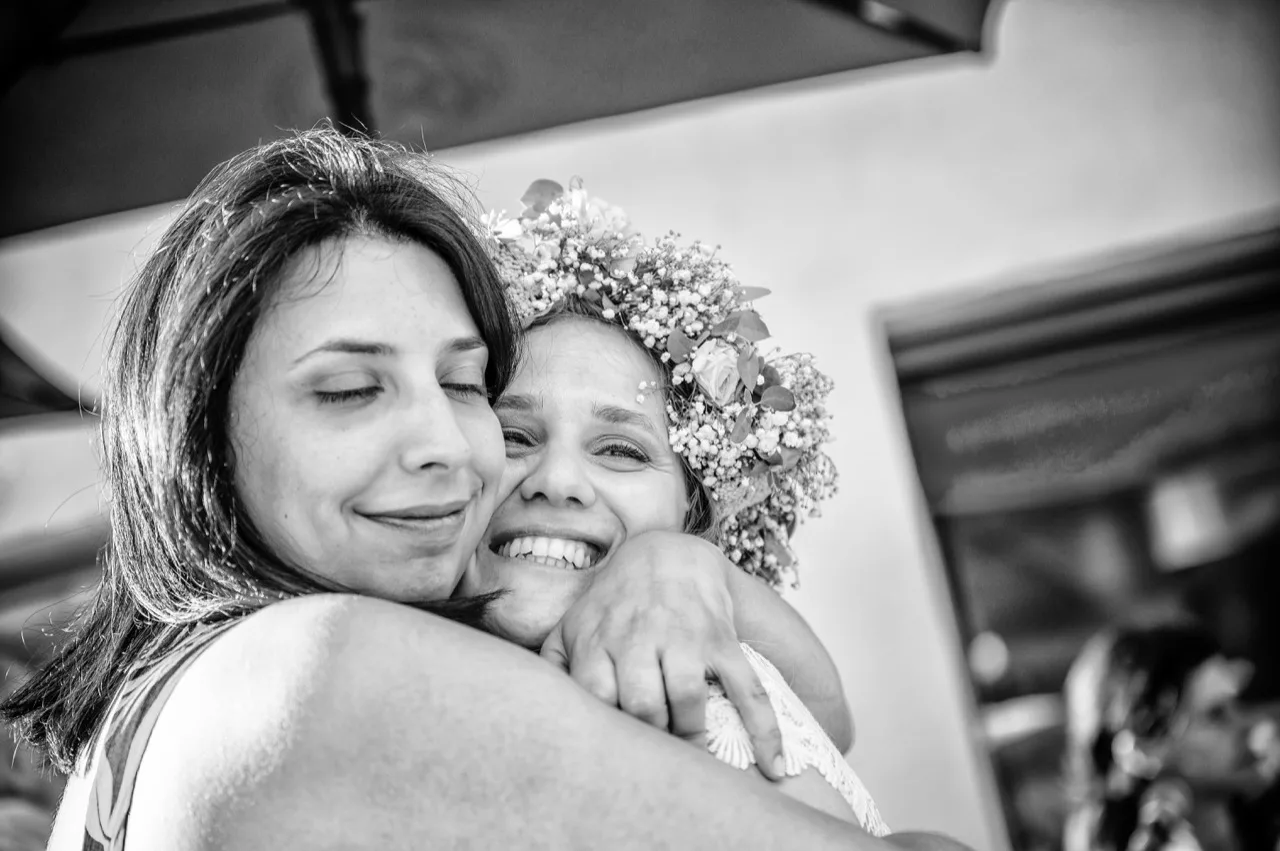 Il bacio degli sposi dopo il sì — cerimonia Pian del Sole, bianco e nero