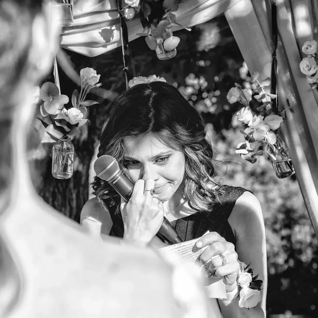 Abbraccio tra la sposa e un'amica — emozione matrimonio Pinerolo