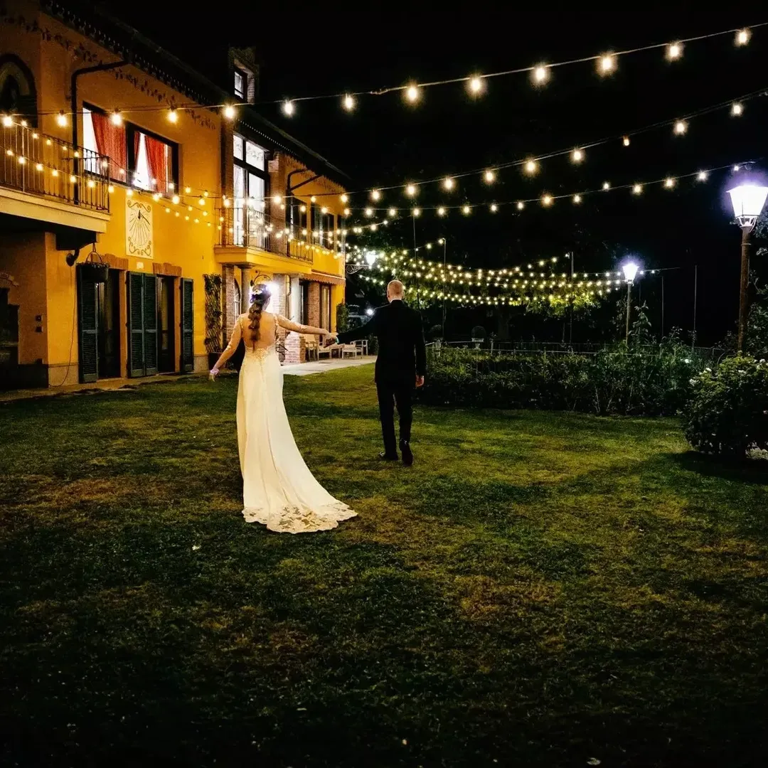 Festa post-cena con bracciali luminosi e motion blur — Tenuta Suffolk