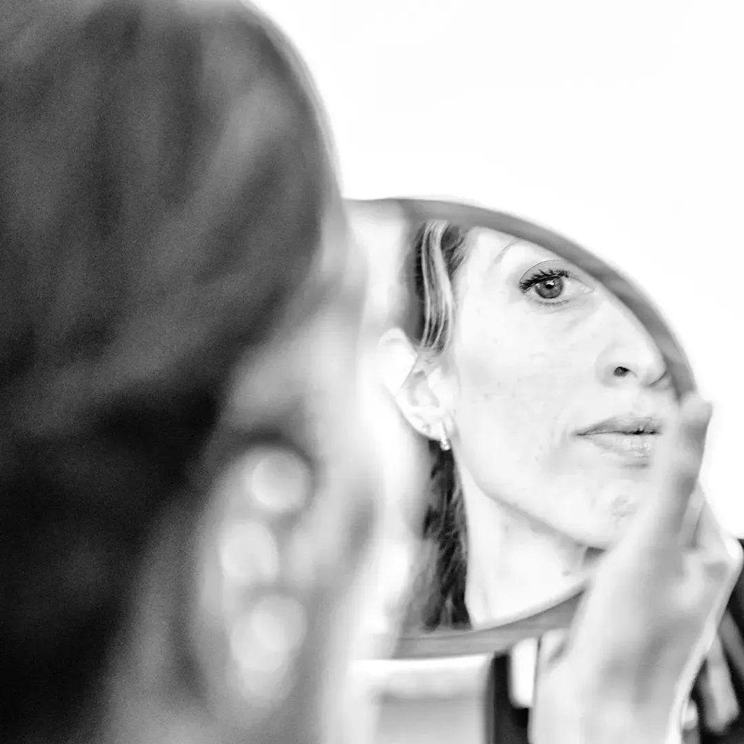 Preparativi della sposa allo specchio — matrimonio Tenuta Suffolk Pinerolo
