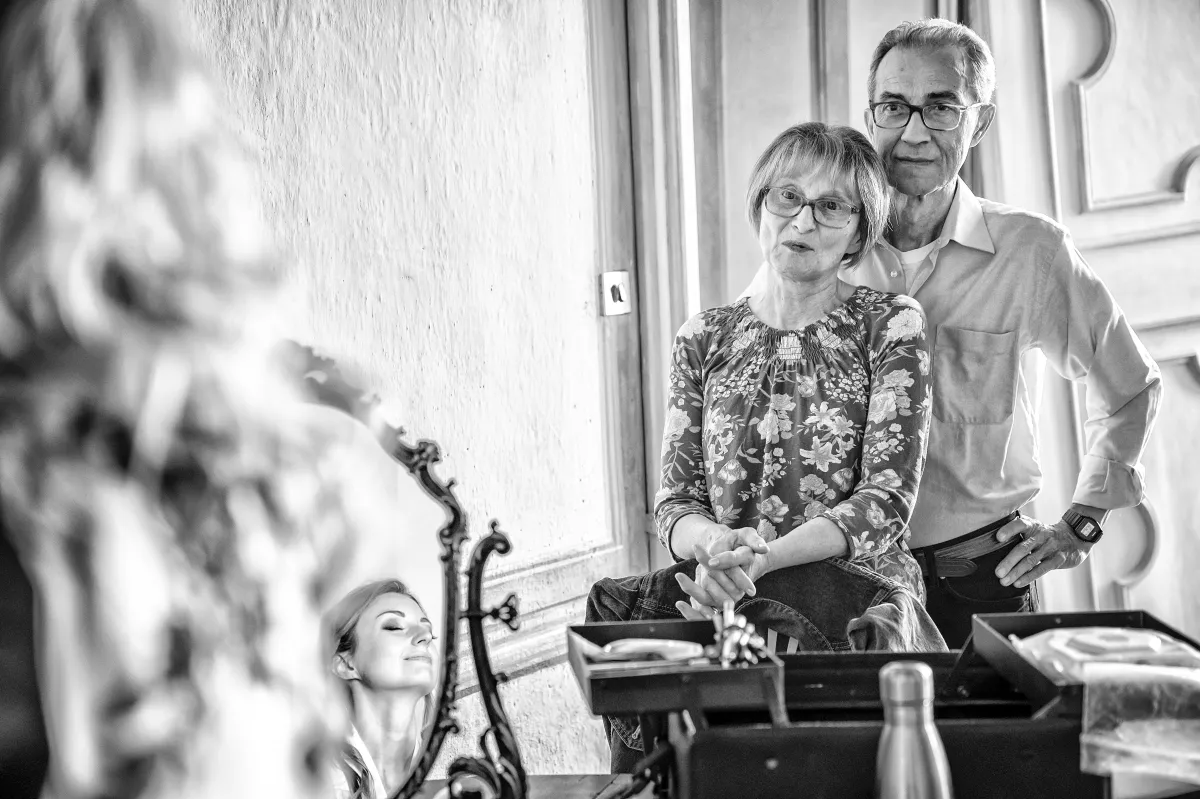 Genitori commossi durante i preparativi in villa storica del Pinerolese, matrimonio reportage
