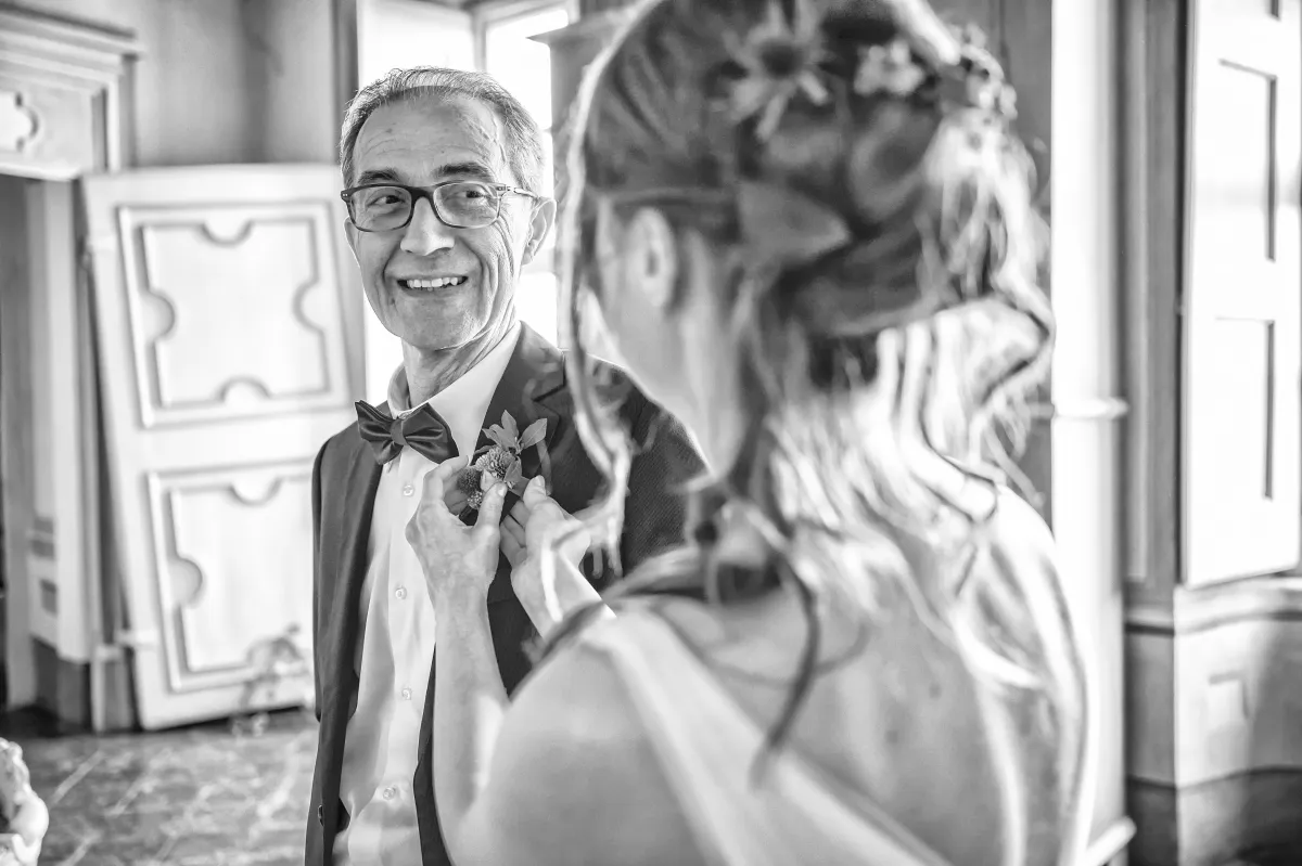 La sposa appunta il fiore all'occhiello al padre commosso, matrimonio nel Pinerolese, reportage