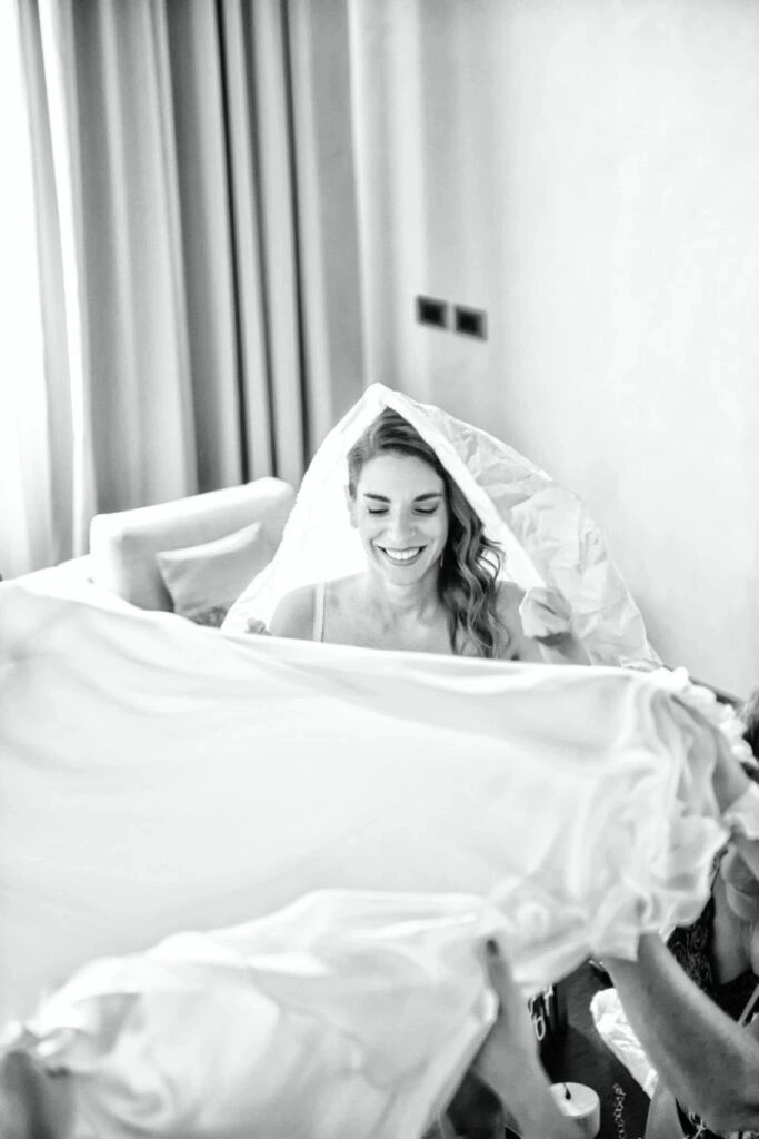 Sposa durante la vestizione, wedding reportage in bianco e nero, Elisabetta Rosso