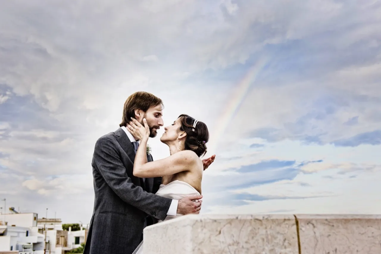 Bacio sposi arcobaleno wedding reportage Puglia