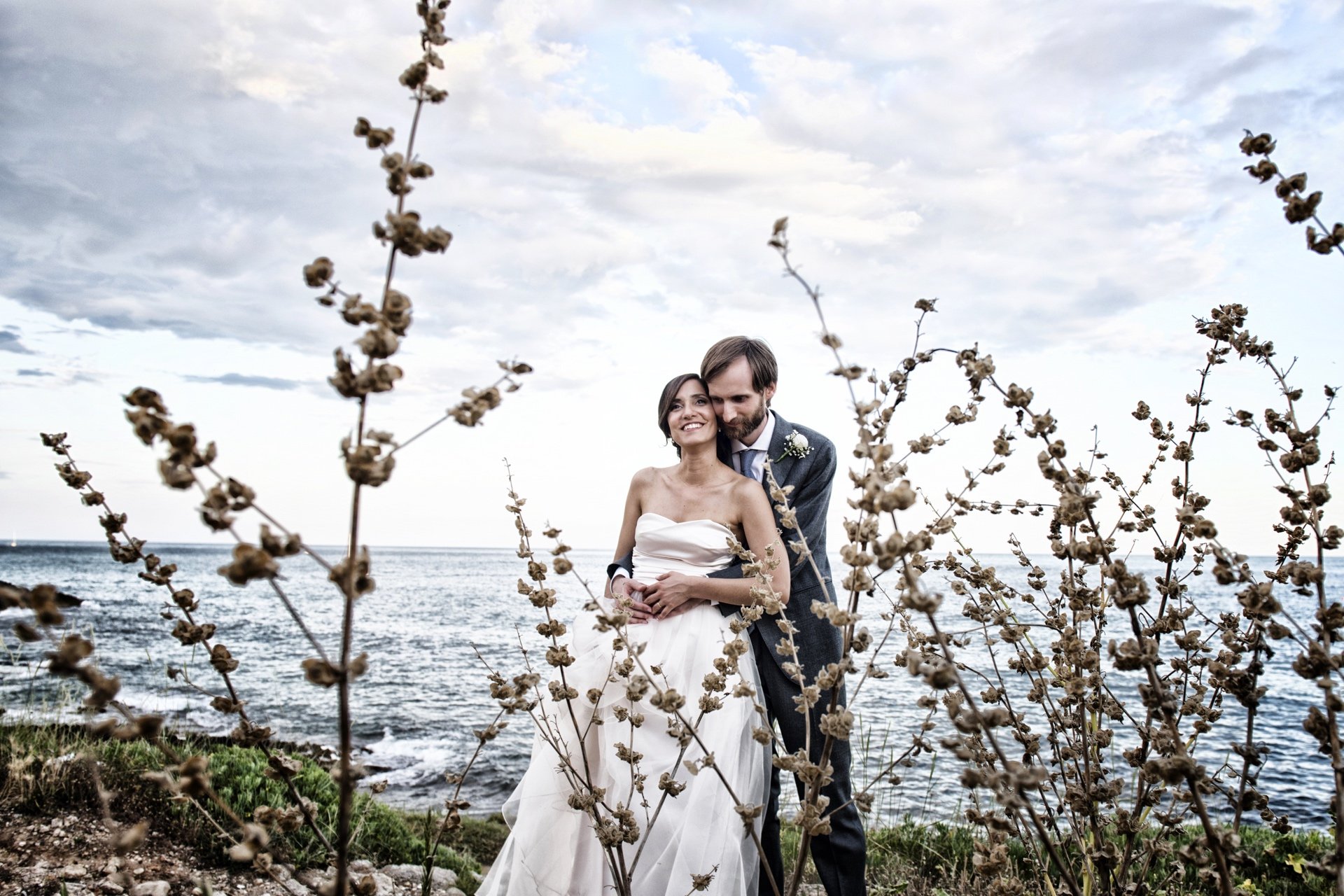 Ritratto con cornice naturale — fotografo matrimonio Salento