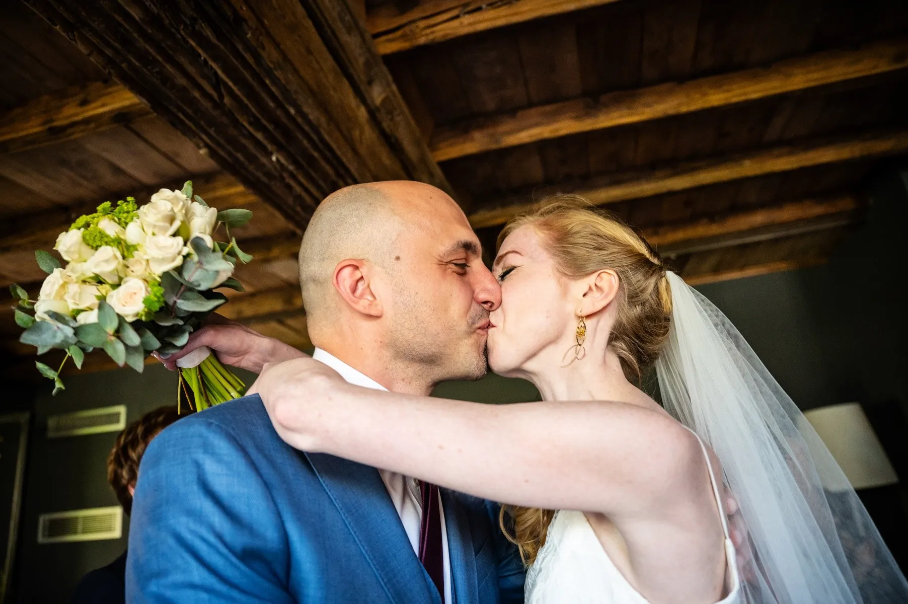Il bacio degli sposi nel giardino verde della Maison Verte