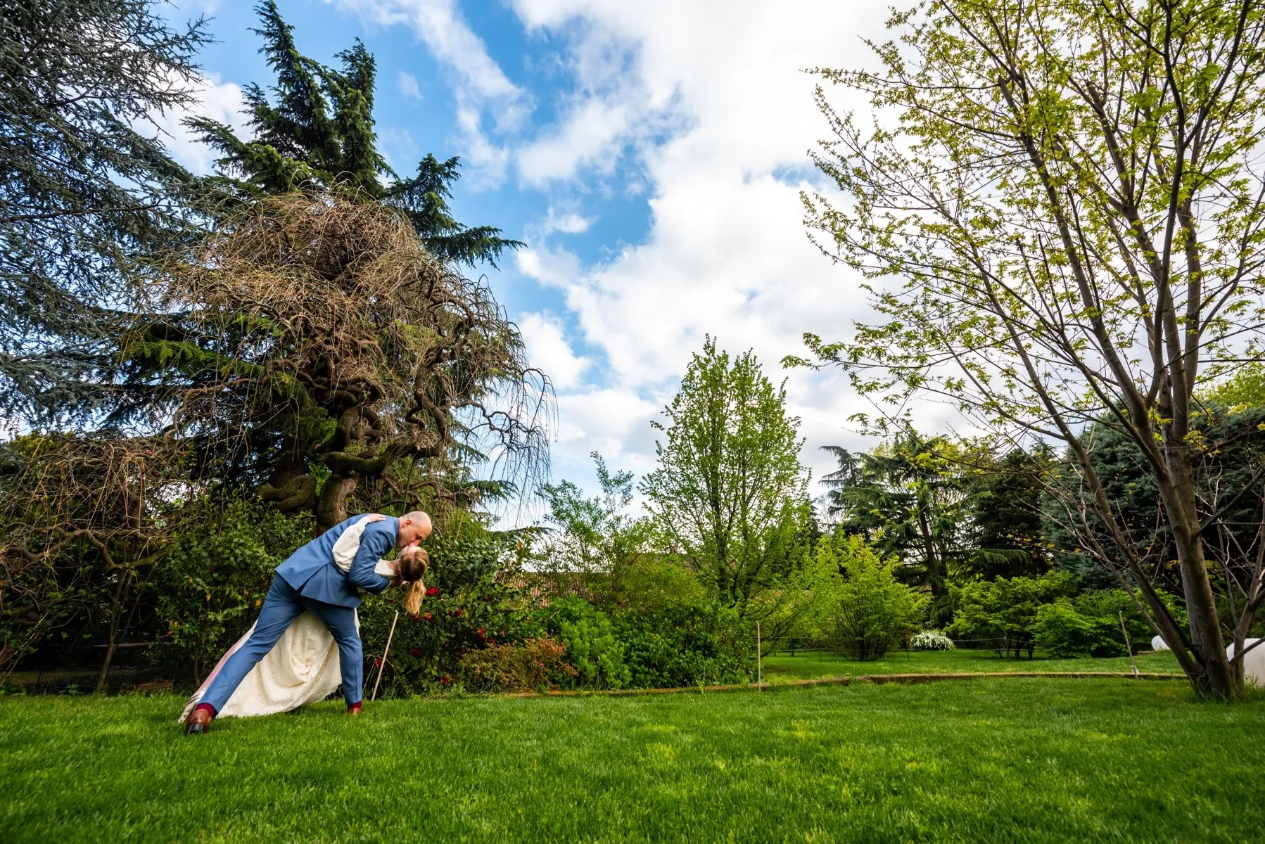 Ritratto degli sposi nel parco della Maison Verte