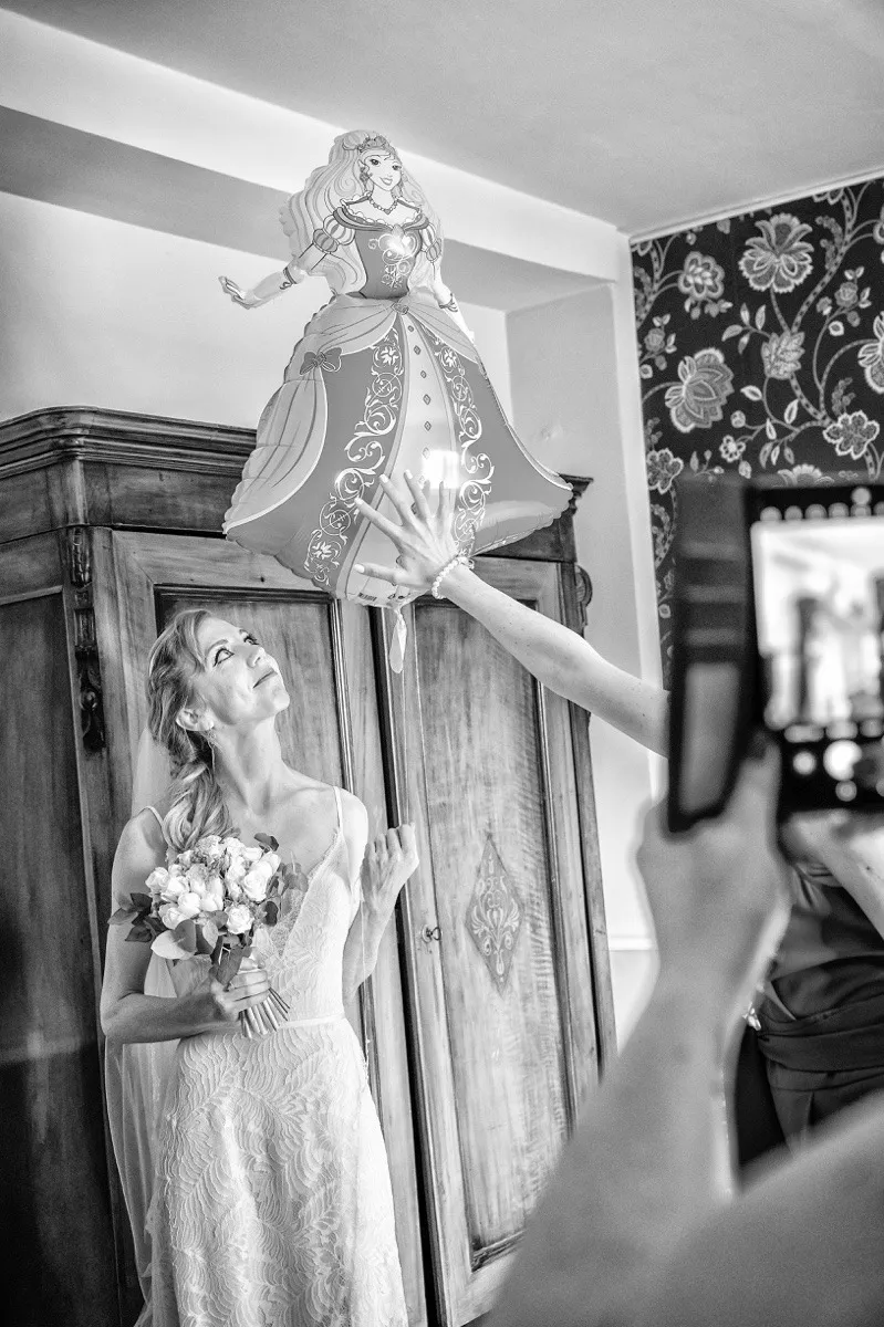 Le sorelle durante i preparativi della sposa