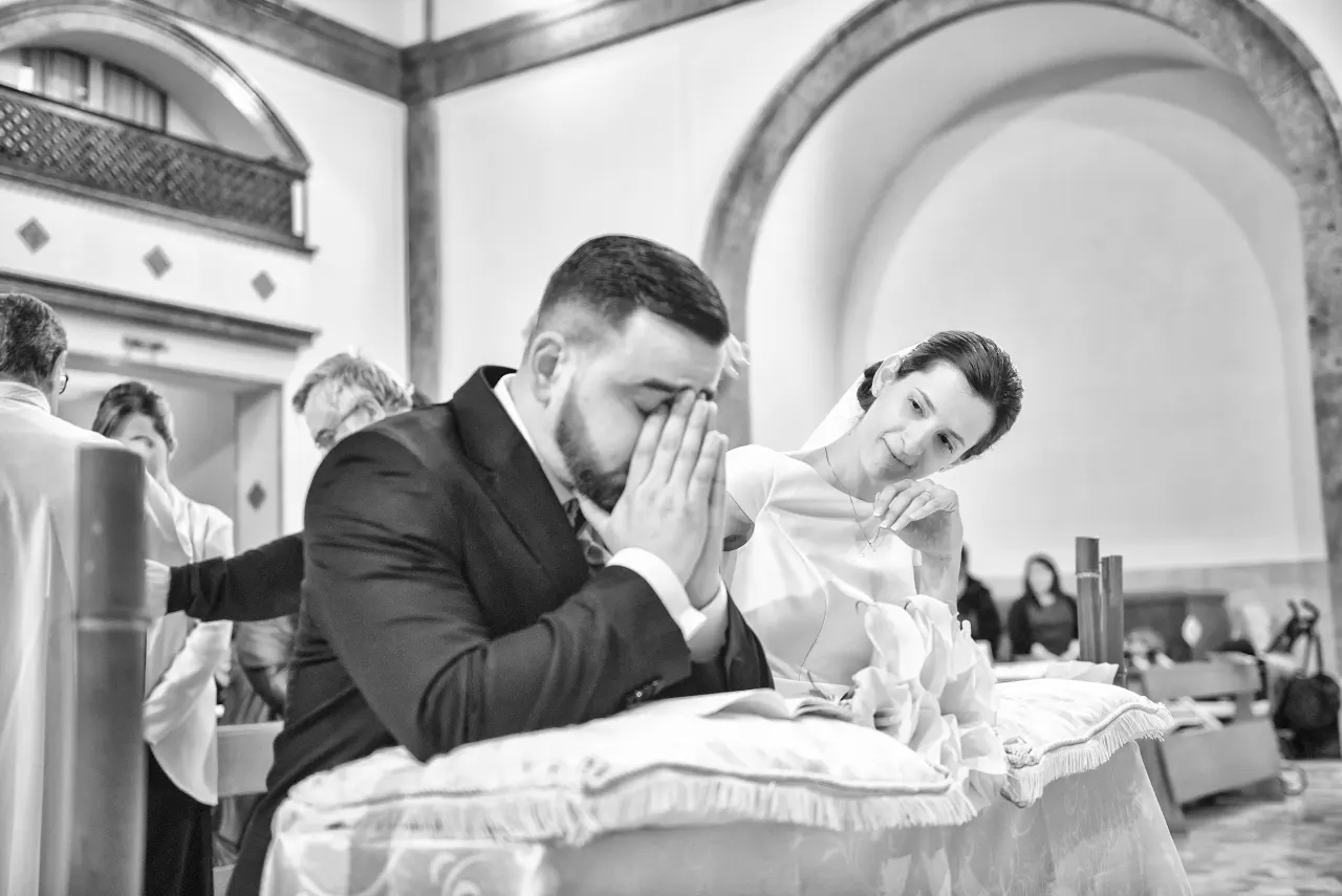 Matrimonio a Roma al Parco degli Acquedotti, ritratto degli sposi (bianco e nero)