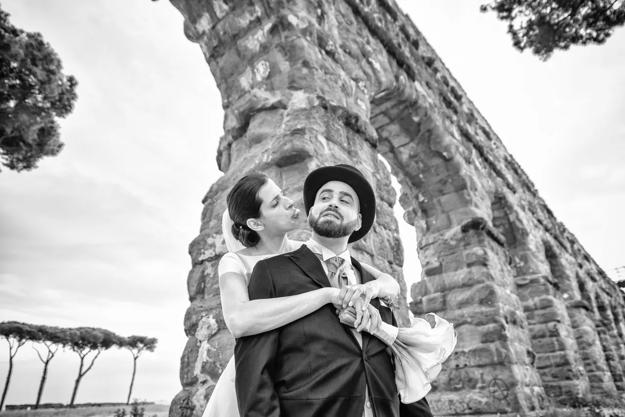 Matrimonio a Roma al Parco degli Acquedotti, un dettaglio (bianco e nero)