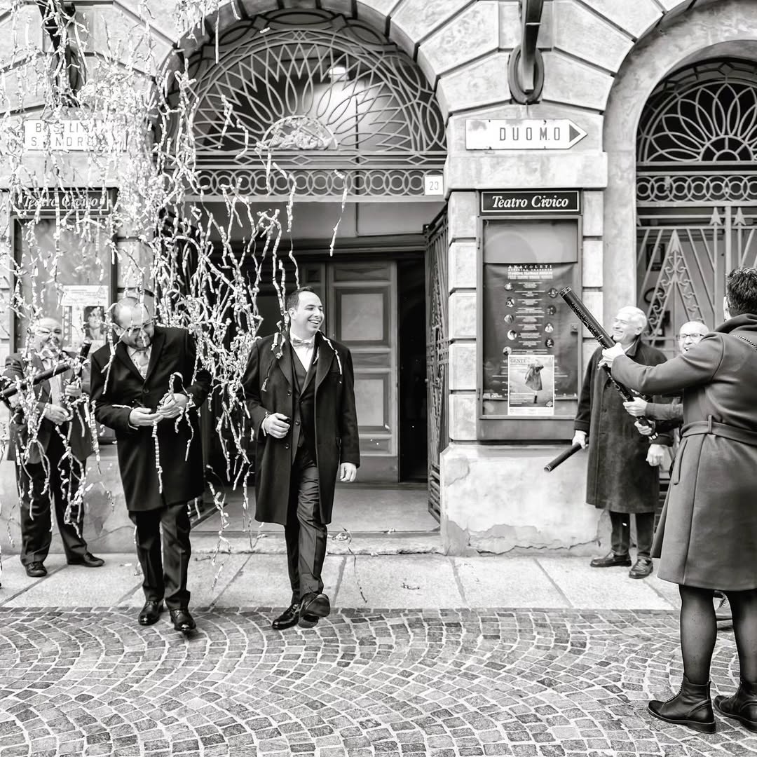 Abbraccio tra lo sposo e il padre — emozione matrimonio Stresa Lago Maggiore