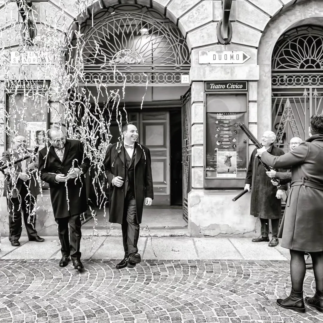 Abbraccio tra lo sposo e il padre, emozione matrimonio Stresa Lago Maggiore
