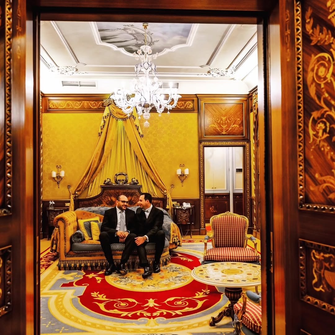 Targa marmo e porta intarsiata della Hemingway Suite — Grand Hotel Iles Borromées