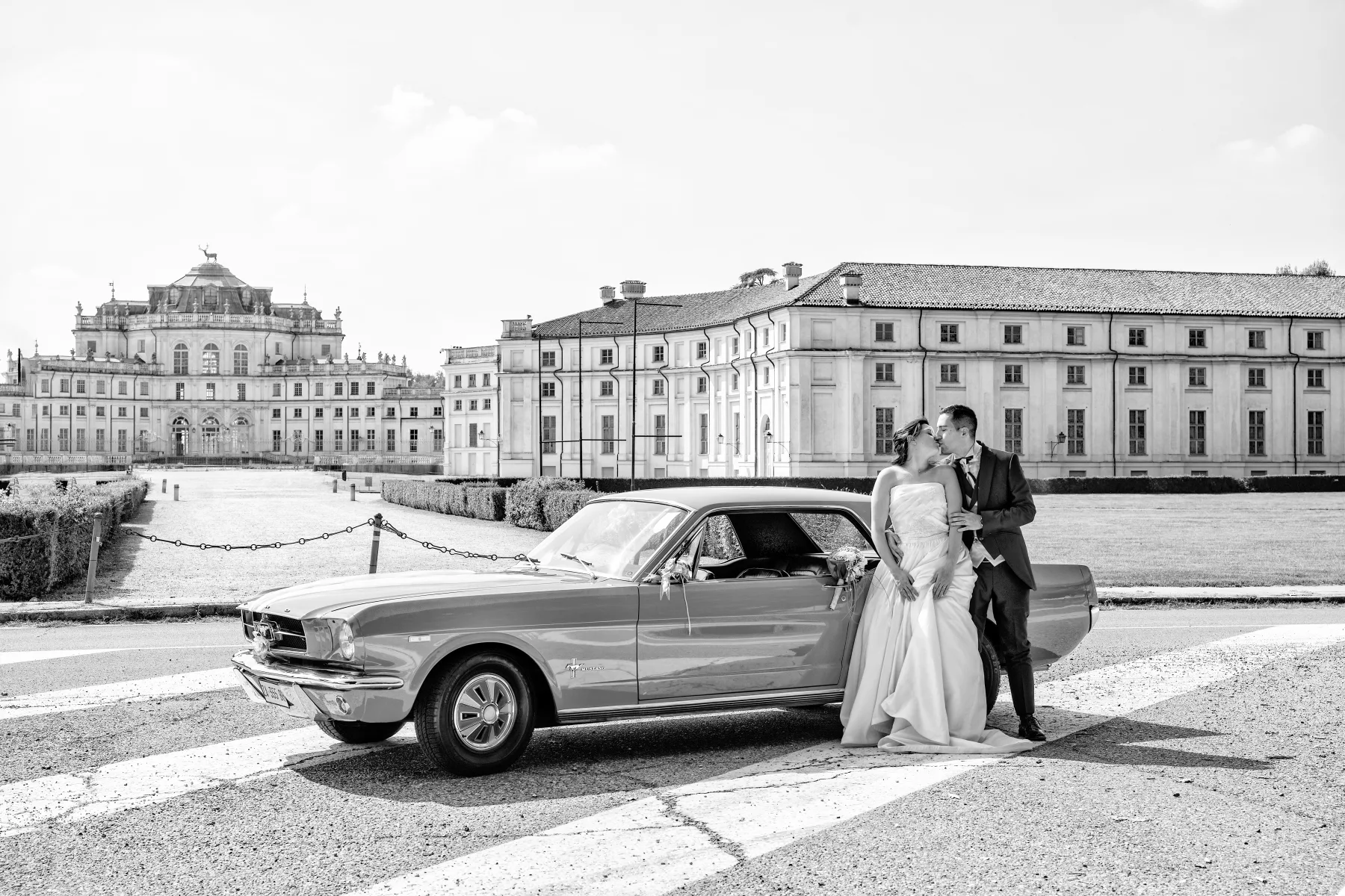 Sposi con auto d’epoca davanti alla palazzina, Stupinigi, Torino
