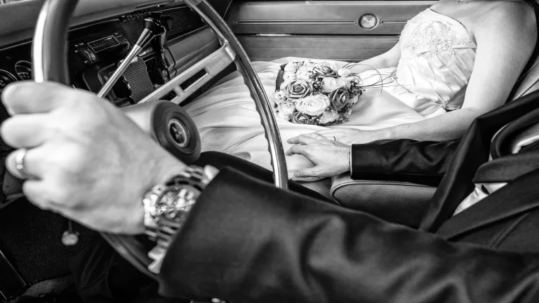 Mano sul volante dell'auto vintage — dettaglio matrimonio Stupinigi