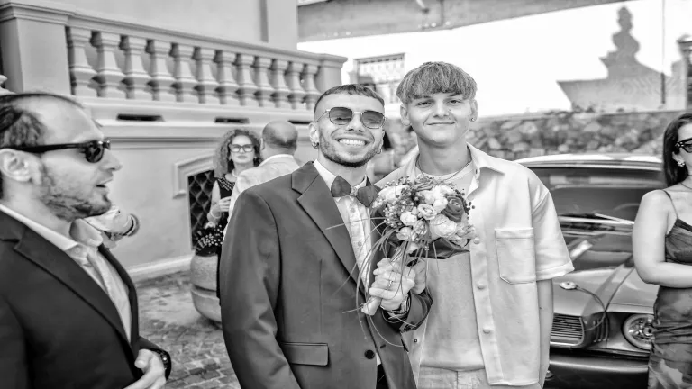 Dettaglio sposi e bouquet — matrimonio Stupinigi Torino