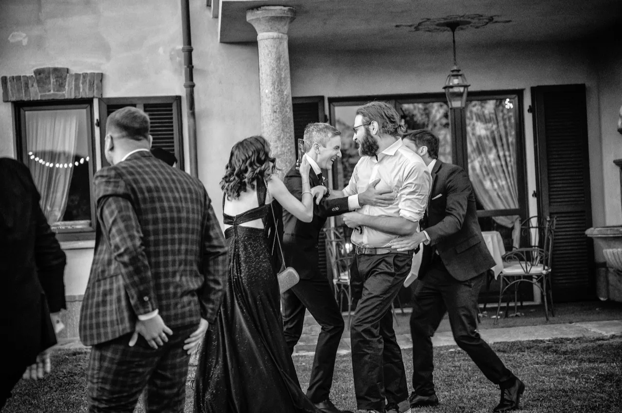 Matrimonio Tenuta Suffolk Pinerolo — emozione invitati (bianco e nero)