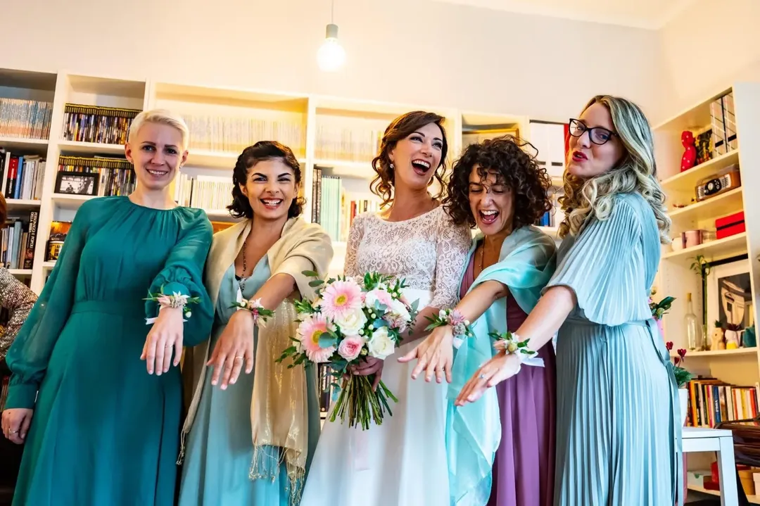 Sposa con damigelle d'onore — preparativi matrimonio Torino