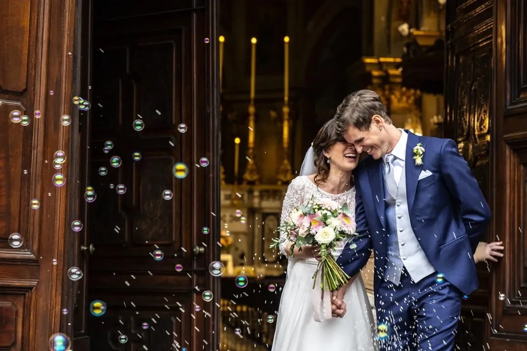 Uscita degli sposi dalla chiesa con bolle di sapone — matrimonio Torino