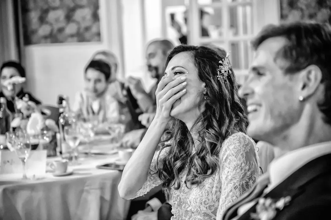 Sposa che ride durante i discorsi — ricevimento Esperia Torino
