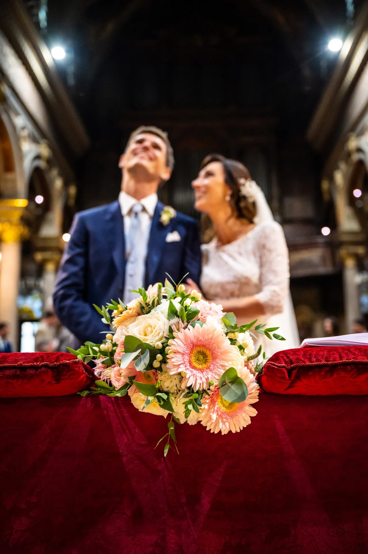Bouquet in primo piano, sposi all'altare durante la cerimonia, matrimonio Torino