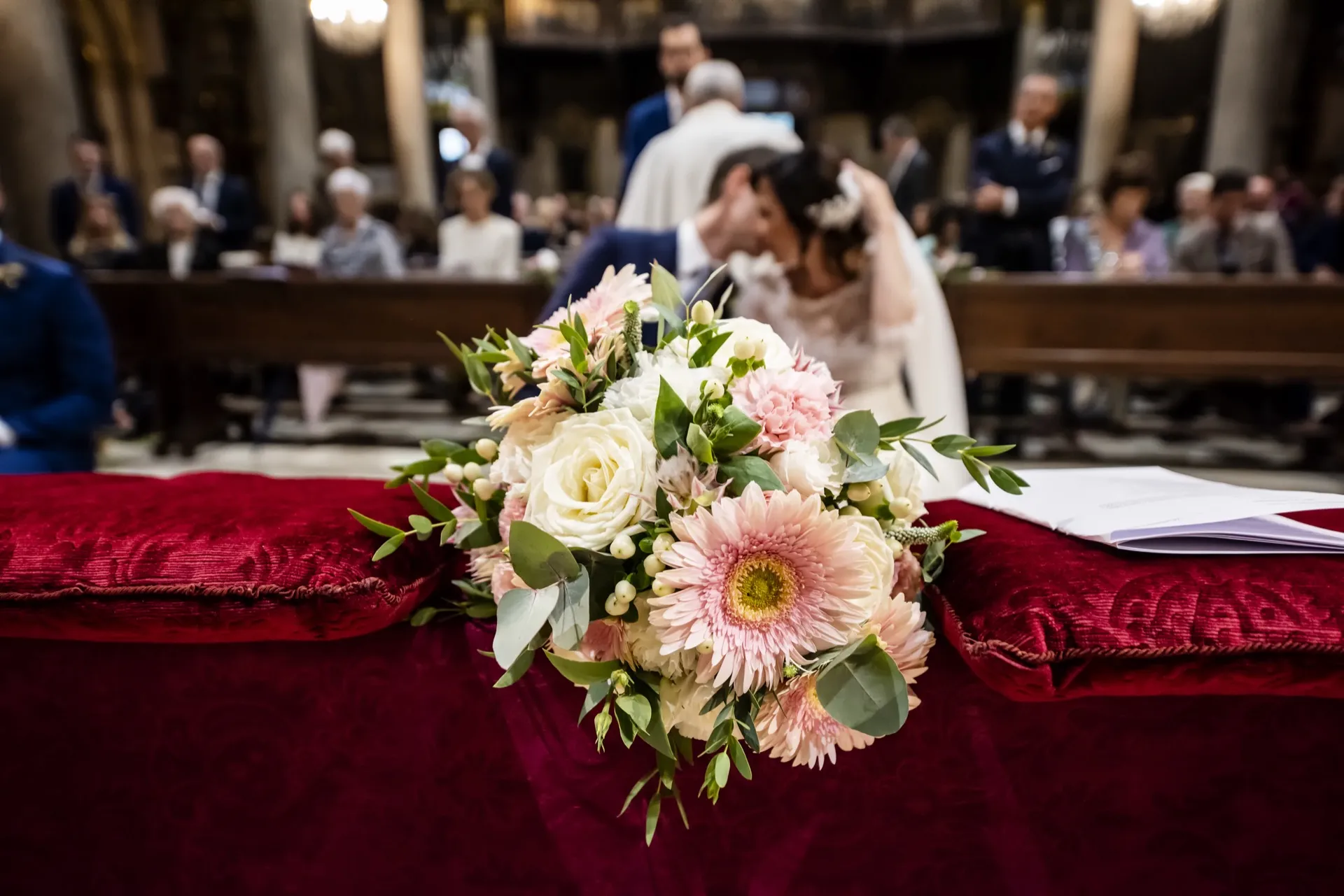 Bacio degli sposi al termine della cerimonia in chiesa — matrimonio Torino
