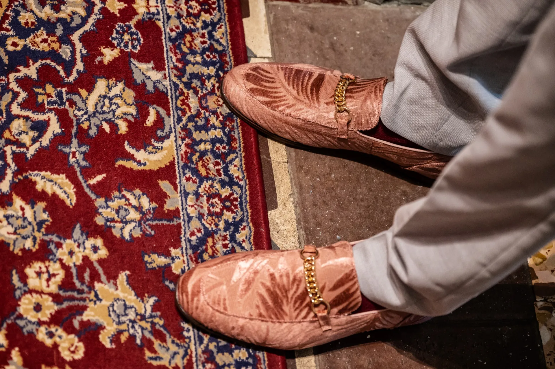 Dettaglio delle scarpe in velluto dello sposo, preparativi matrimonio Torino