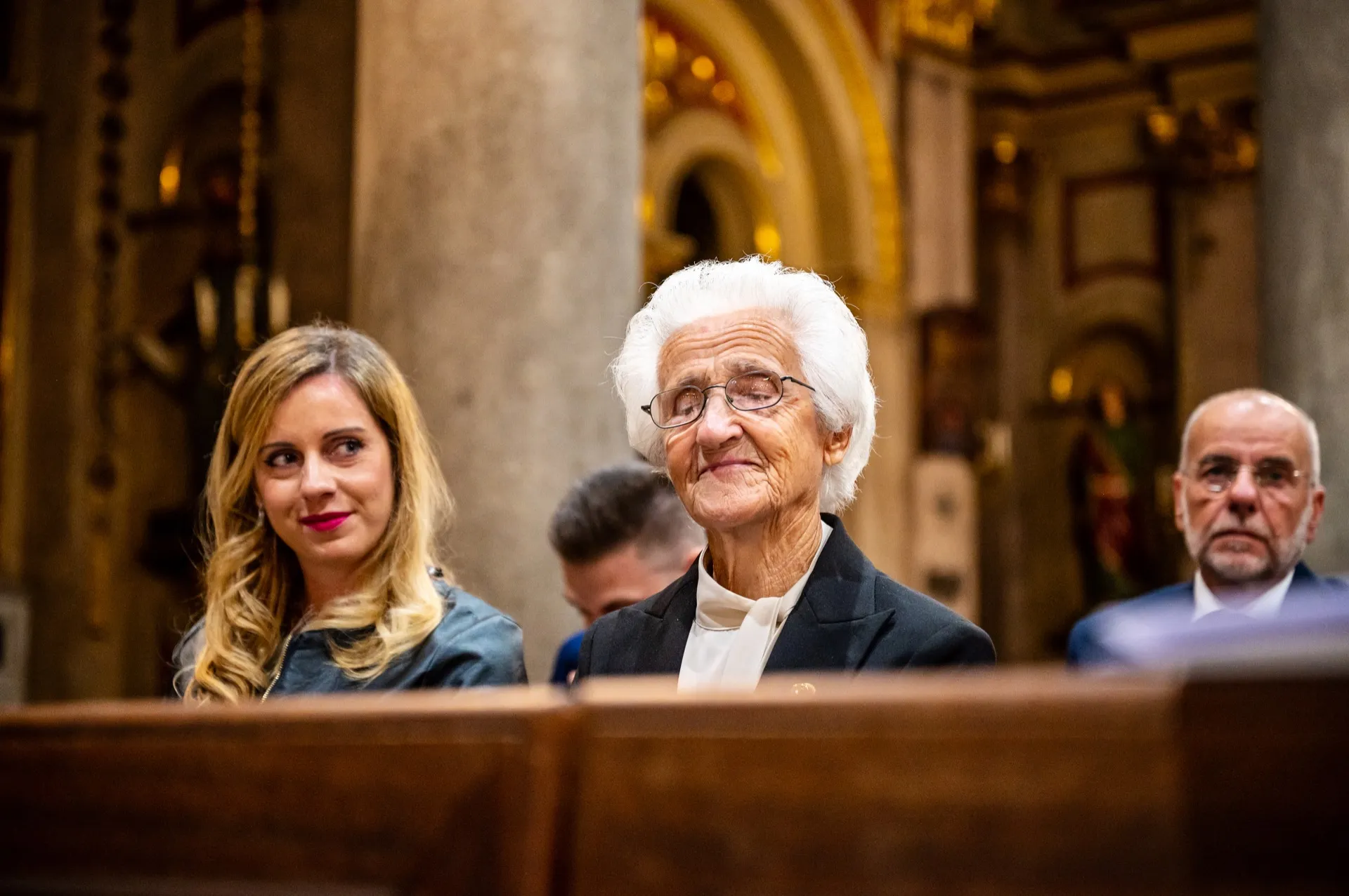 La nonna tra gli ospiti durante la cerimonia in chiesa