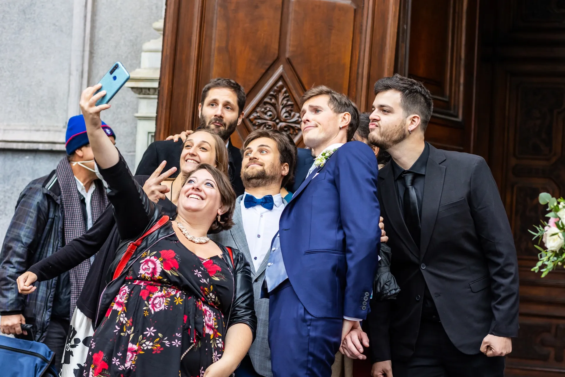 Selfie degli amici con lo sposo sui gradini della chiesa, matrimonio Torino