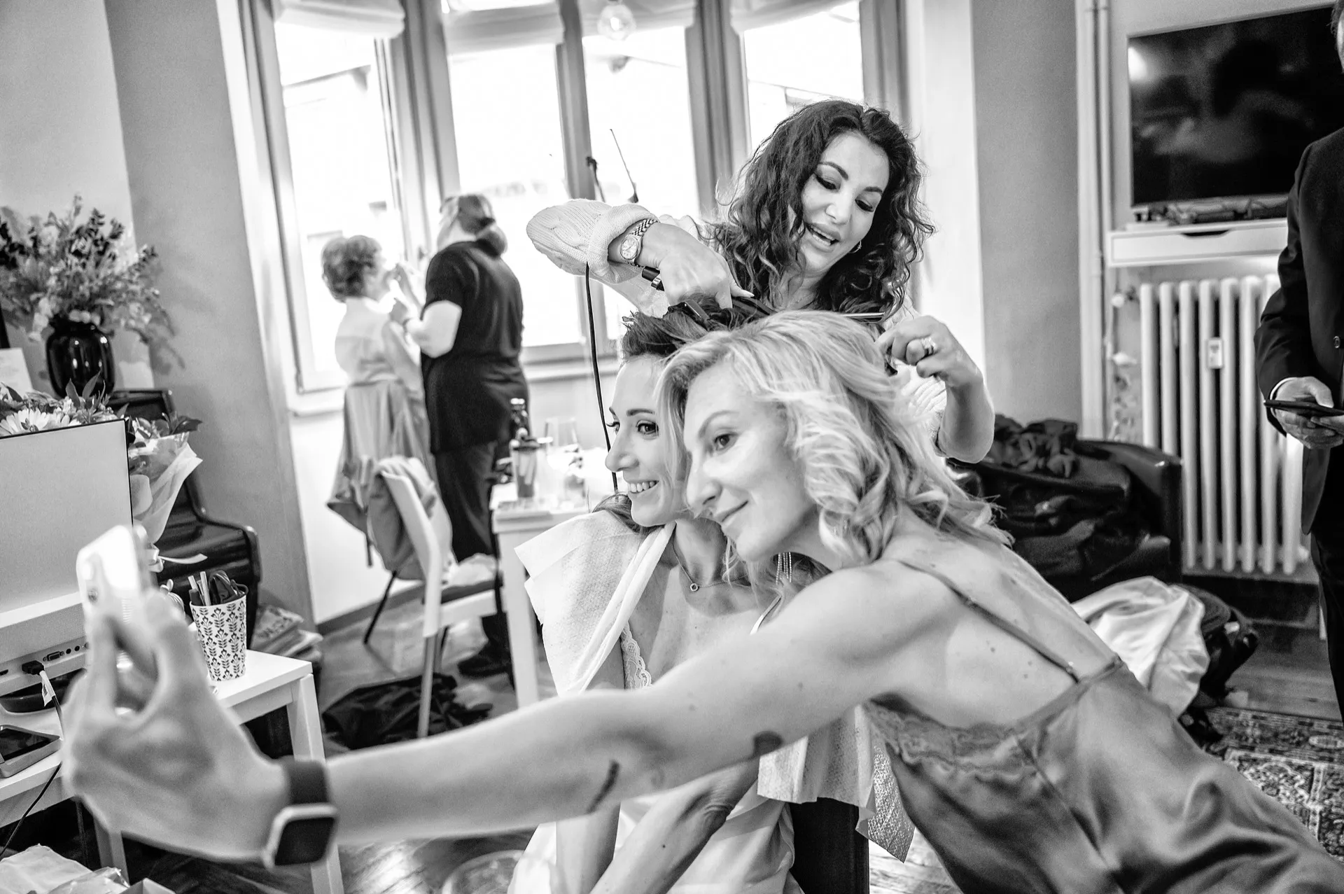 Damigelle si fanno un selfie durante i preparativi del matrimonio a Torino, fotografia in bianco e nero