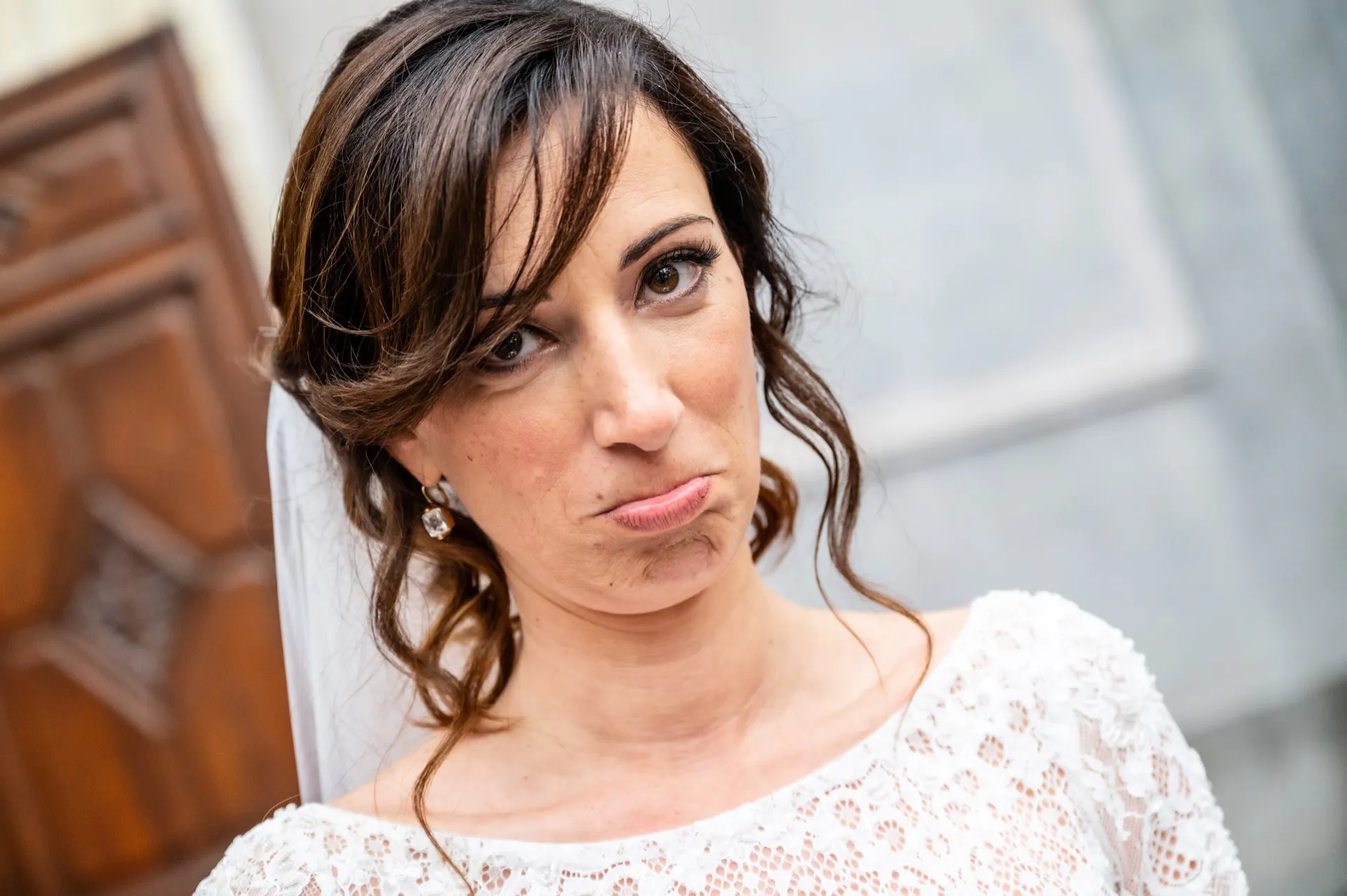 Ritratto spontaneo della sposa col velo al Parco del Valentino, matrimonio Torino