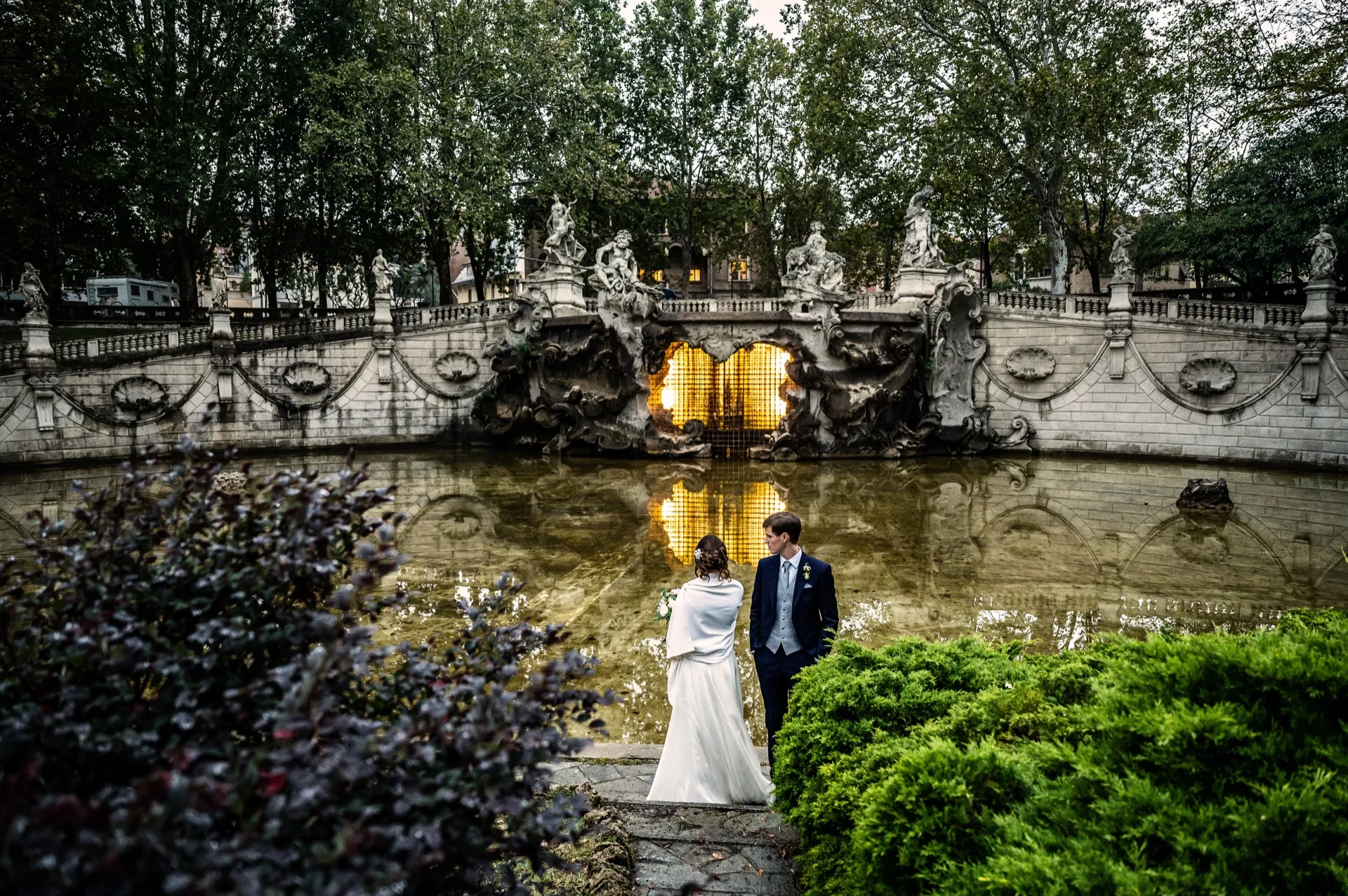 Sposi alla Fontana dei Mesi al Parco del Valentino — matrimonio Torino